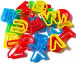 moldes y letras del alfabeto para que los niños desarrollen habilidades motoras finas y creatividad mientras se divierten.