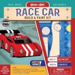 ¡Construye y pinta tu propio auto de carreras! Este kit de manualidades incluye piezas de madera para armar un auto y pinturas para personalizarlo.